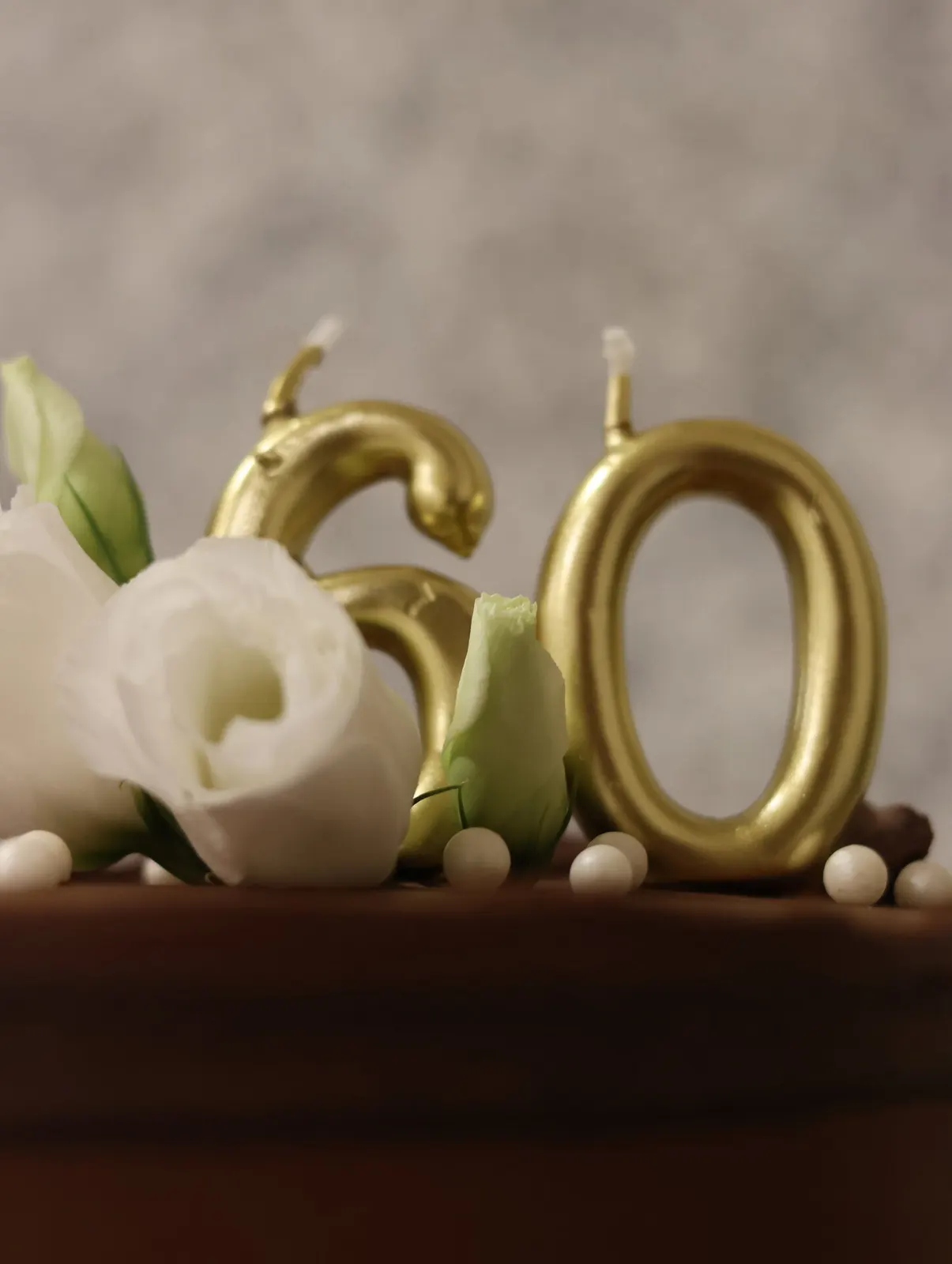 Bolo de aniversário de chocolate com número 60