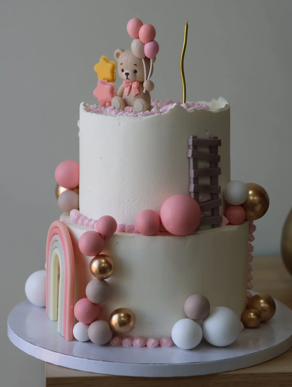 Bolo de dois andares rosa com urso de pelúcia