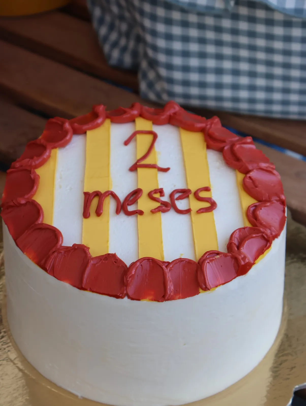 Bolo de 2 meses com riscas amarelas e rebordo vermelho